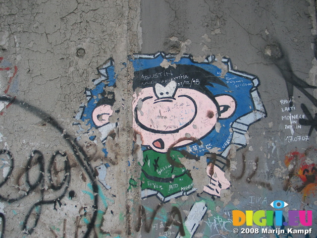 25254 Guust Flater peaking from Berlin wall
